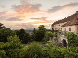 Viele Burgen (hier Burg Bernstein im Burgenland), Schlösser und Palais laden am Tag des Denkmals zu kostenlosen Führungen.