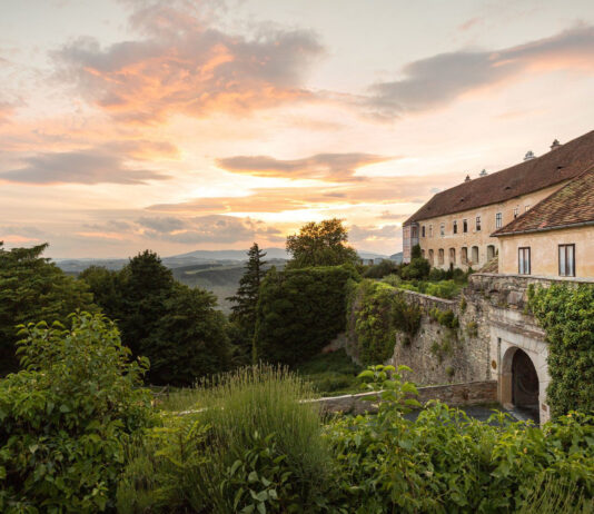 Viele Burgen (hier Burg Bernstein im Burgenland), Schlösser und Palais laden am Tag des Denkmals zu kostenlosen Führungen.