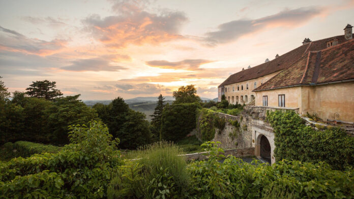 Viele Burgen (hier Burg Bernstein im Burgenland), Schlösser und Palais laden am Tag des Denkmals zu kostenlosen Führungen.