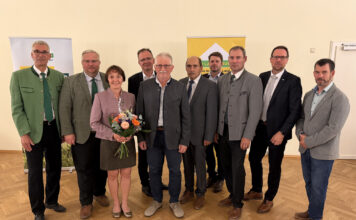 AR-Vorsitzender Fritz Buchinger, Michael Göschelbauer, Gebietsbäuerin Hedwig Kainzbauer, Oliver Eisenhöld, ehem. AR-Vorsitzender-Stv. Anton Doppler, Herbert Schadenhofer, Obmann-Stv. Hannes Steinböck, neuer Aufsichtsrat-Vorsitzender-Stv. Karl Mayr, Christoph Pesl und der neue Obmann-Stv. Stefan Kohl