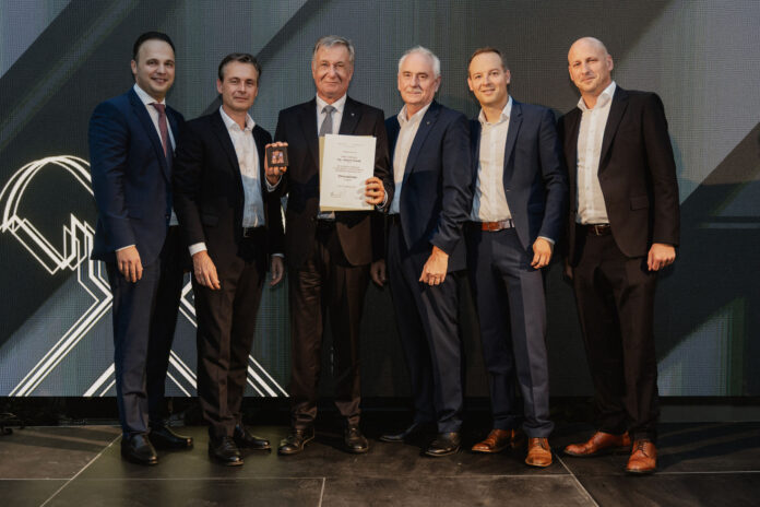 Yalcin Duman, Martin Hauer, Herbert Hartl, Peter Vogel und Alexander Hartner würdigten Johann Prendl (3. von links) für seine langjährigen Dienste und gratulierten zur Verleihung des Goldenen Ehrenzeichens.