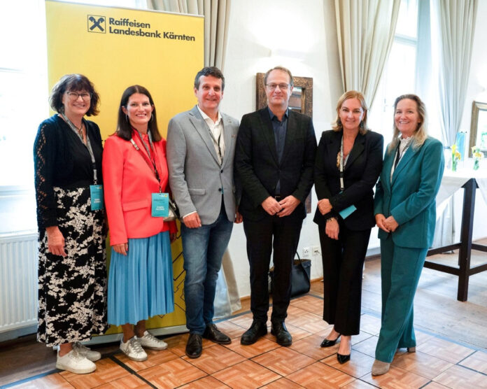 Raiffeisen-Funktionärinnen Sabine Sternig und Angela Pacher, Gerhard Oswald, AR-Vorsitzender der RLB Kärnten, Markus Hengstschläger, RLB-Vorstandsdirektorin Uta Kogler-Maier und Marion Jester, Leiterin Kommunikation und Marketing bei der RLB Kärnten