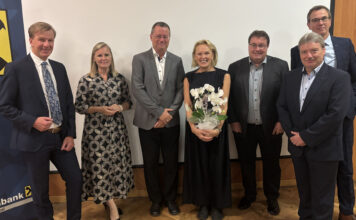 Regionalprämie: Genossenschaft erlebbar machen Geschäftsleiter Josef Neuhauser, AR-Vorsitzender-Stv. Irene Mösenbacher-Molterer, AR-Vorsitzender Johann Auer, Hannelore Veit, Florian Grims (RV OÖ) sowie die Geschäftsleiter Harald Riglthaler und Rudolf Niederhofer