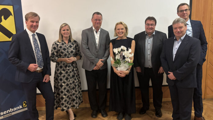 Geschäftsleiter Josef Neuhauser, AR-Vorsitzender-Stv. Irene Mösenbacher-Molterer, AR-Vorsitzender Johann Auer, Hannelore Veit, Florian Grims (RV OÖ) sowie die Geschäftsleiter Harald Riglthaler und Rudolf Niederhofer