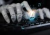 KI soll Banken effizienter machen Roboterhand auf einer Tastatur, Symbolbild KI