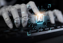 Roboterhand auf einer Tastatur, Symbolbild KI