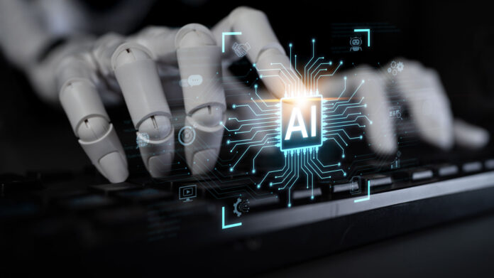 Roboterhand auf einer Tastatur, Symbolbild KI