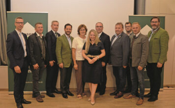Erich Reisenbichler, Obmann-Stv. Johannes Zuser, Revisor Franz Wagner, Christoph Metzker, AR-Vorsitzende Elfriede Mayrhofer, LAbg. Silke Dammerer, Thomas Achleitner, RBMM-Obmann Leopold Gruber-Doberer, Johannes Fitzthum (LK NÖ), Obmann-Stv. Markus Brankl und Bürgermeister Franz Rafetzeder (Wieselburg-Land)