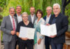 RRB Mödling würdigt langjährige Spitzenfunktionäre Erwin Hameseder und die Verantwortlichen der RRB Mödling, Geschäftsleiter Thomas Schantz, Obmann Peter Bubits, Geschäftsleiterin Sonja Laimer und Obmann-Stv. Gerhard Kossina, mit Brigitte Sommerbauer und Richard Krist