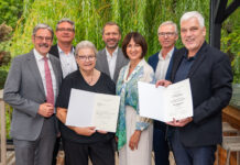 Erwin Hameseder und die Verantwortlichen der RRB Mödling, Geschäftsleiter Thomas Schantz, Obmann Peter Bubits, Geschäftsleiterin Sonja Laimer und Obmann-Stv. Gerhard Kossina, mit Brigitte Sommerbauer und Richard Krist