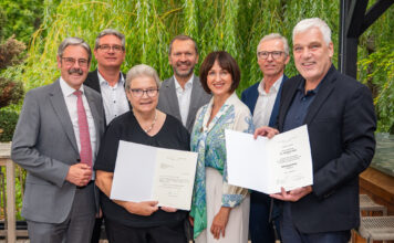 Erwin Hameseder und die Verantwortlichen der RRB Mödling, Geschäftsleiter Thomas Schantz, Obmann Peter Bubits, Geschäftsleiterin Sonja Laimer und Obmann-Stv. Gerhard Kossina, mit Brigitte Sommerbauer und Richard Krist