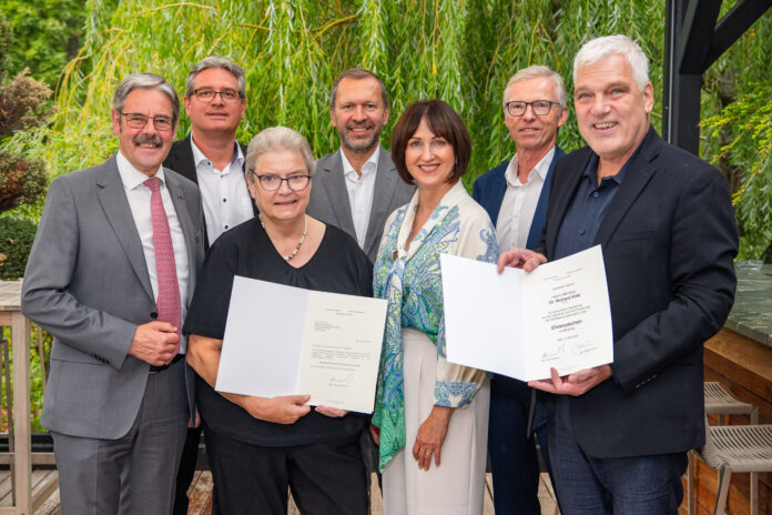Erwin Hameseder und die Verantwortlichen der RRB Mödling, Geschäftsleiter Thomas Schantz, Obmann Peter Bubits, Geschäftsleiterin Sonja Laimer und Obmann-Stv. Gerhard Kossina, mit Brigitte Sommerbauer und Richard Krist