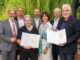 Erwin Hameseder und die Verantwortlichen der RRB Mödling, Geschäftsleiter Thomas Schantz, Obmann Peter Bubits, Geschäftsleiterin Sonja Laimer und Obmann-Stv. Gerhard Kossina, mit Brigitte Sommerbauer und Richard Krist