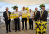 Spende als Anerkennung für den Einsatz Gerhard Gabriel (links), Manfred Dopler (2. von rechts) und Meletios Kujumtzoglu (rechts) bei der Übergabe der Spendenschecks an Mario Lukas, Karl-Heinz Greiner und Norbert Schmidtberger
