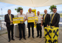 Spende als Anerkennung für den Einsatz Gerhard Gabriel (links), Manfred Dopler (2. von rechts) und Meletios Kujumtzoglu (rechts) bei der Übergabe der Spendenschecks an Mario Lukas, Karl-Heinz Greiner und Norbert Schmidtberger