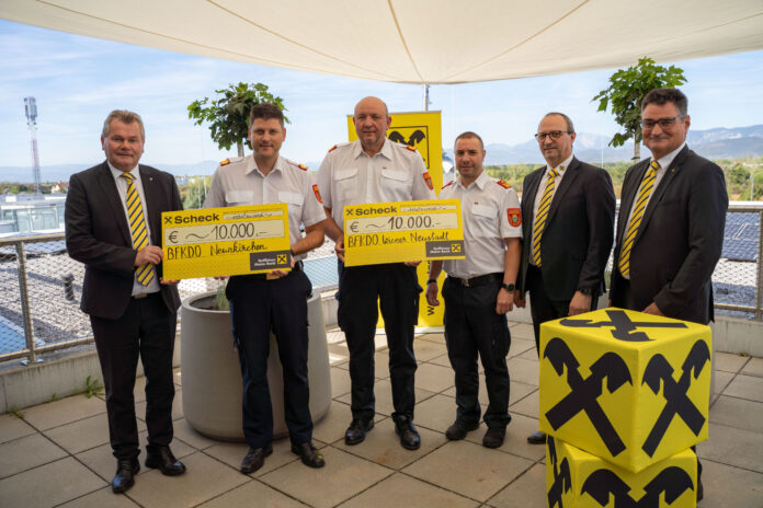 Gerhard Gabriel (links), Manfred Dopler (2. von rechts) und Meletios Kujumtzoglu (rechts) bei der Übergabe der Spendenschecks an Mario Lukas, Karl-Heinz Greiner und Norbert Schmidtberger
