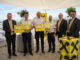 Spende als Anerkennung für den Einsatz Gerhard Gabriel (links), Manfred Dopler (2. von rechts) und Meletios Kujumtzoglu (rechts) bei der Übergabe der Spendenschecks an Mario Lukas, Karl-Heinz Greiner und Norbert Schmidtberger