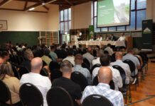 Lagerhaus Marchfeld zieht Bilanz Block aus dem Publikum auf das Podium bei der Generalversammlung des Lagerhauses Marchfeld