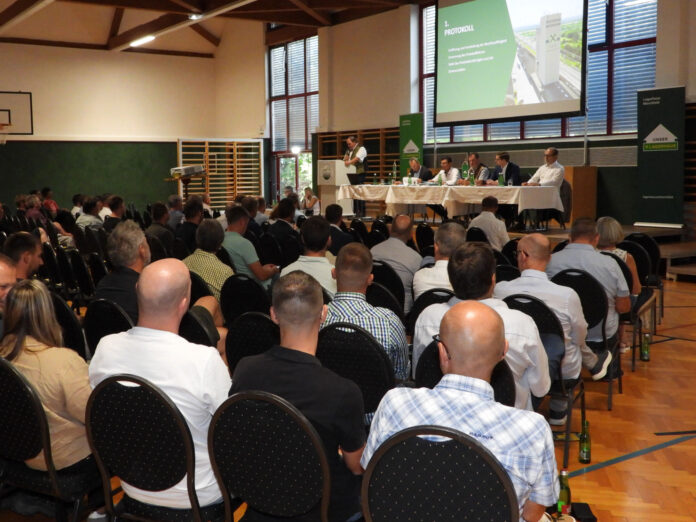 Block aus dem Publikum auf das Podium bei der Generalversammlung des Lagerhauses Marchfeld
