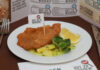 Schnitzel mit Kartoffelsalal am Teller mit "Gut zu Wissen"-Kennzeichnung
