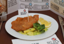 Schnitzel mit Kartoffelsalal am Teller mit "Gut zu Wissen"-Kennzeichnung