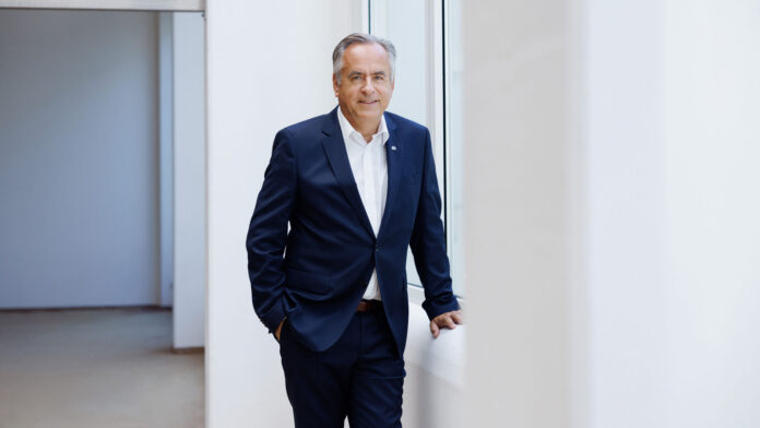 Josef Simon, Vorstand der NÖM, möchte die heimische Milchversorgung und die Existenz der Familienbetriebe sichern.