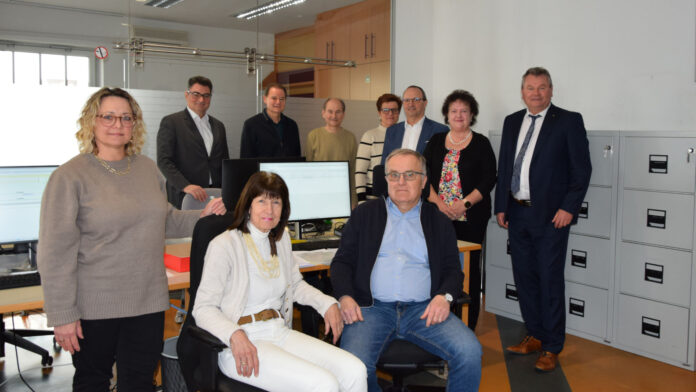Sitzend: die Pensionisten Andrea Bantle und Otto Haunold; Stehend: Abteilungsleiterin Astrid Cerny, Geschäftsleiter Meletios Kujumtzoglu, die Pensionisten Josef Fehr, Heinz Eiböck und Gabriele Papst, Geschäftsleiter Manfred Dopler, Pensionistin Ingrid Starosta und Geschäftsleiter Gerhard Gabriel© RB Wr. Neustadt-Schneebergland