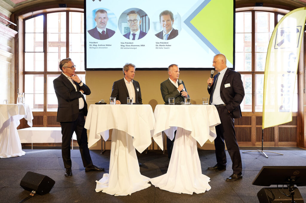 Das Präsidium des Dachverbandes – Klaus Ahammer, Martin Huber und Andreas Weber – blickt mit Moderator Christian Seidl (Raiffeisen Campus) auf bewegte 50 Jahre zurück.