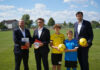 Raiffeisen Burgenland verlängert Partnerschaft mit dem BFV BFV-Präsident Johannes Wutzlhofer, die LAZ bzw. BAZ-Spieler Noah Wiedemann und Julian Hüller, gemeinsam mit den RLB-Vorstandsdirektoren Rudolf Suttner und Matthias Trost