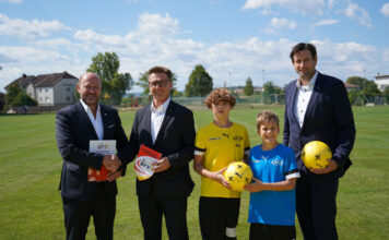 Raiffeisen Burgenland verlängert Partnerschaft mit dem BFV BFV-Präsident Johannes Wutzlhofer, die LAZ bzw. BAZ-Spieler Noah Wiedemann und Julian Hüller, gemeinsam mit den RLB-Vorstandsdirektoren Rudolf Suttner und Matthias Trost