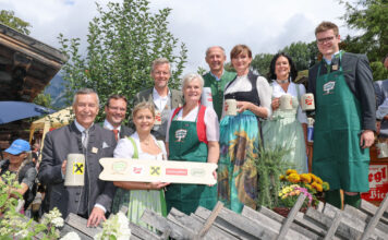 RVS-Obmann Erich Zauner, Rudolf Müllner (BM Maria Alm), Eveline Bimminger (Projektleitung Bauernherbst), Josef Schwaiger (Obmann TVB Hochkönig), Landesbäuerin Claudia Entleitner, Leo Bauernberger, Astrid Steharnig-Staudinger, Christine Scharfetter (GF Hochkönig Tourismus) und Maximilian Aigner