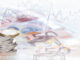Mehr als eine Million Fondssparer Eurobargeld und Börsencharts, Panorama, Hintergrund