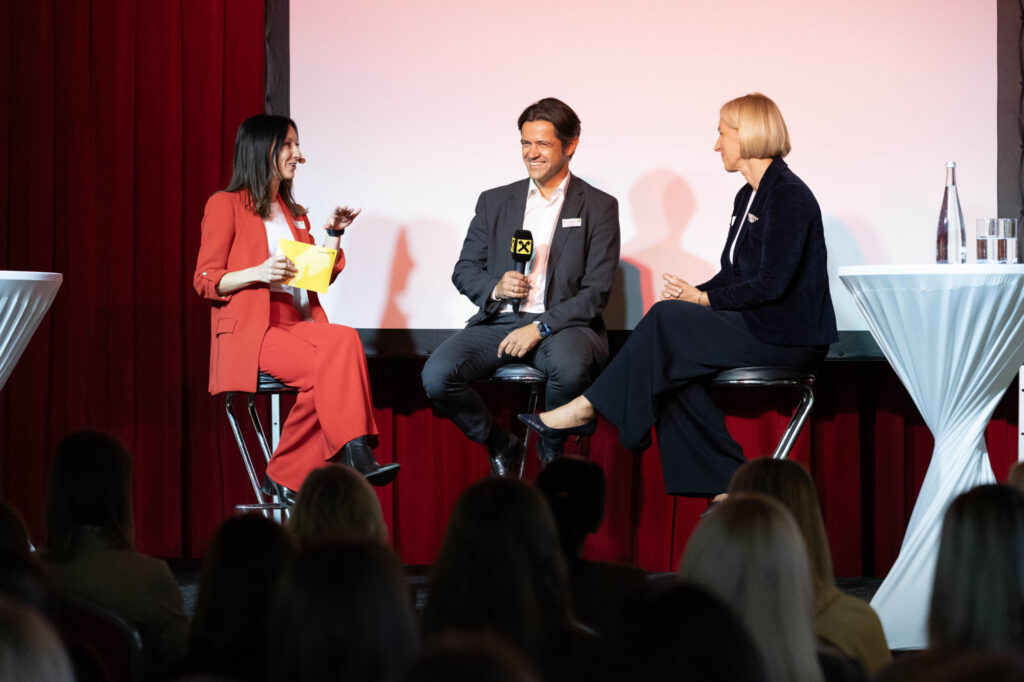 Bernhard Perner und Sabine Pfeffer im Talk mit Moderatorin Barbara Fahrner (l.)