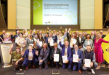 Diplomverleihung: Extrameile gemeistert Die frisch-diplomierten Funktionäre aus allen Bundesländern (im Bild aus dem Burgenland) wurden in Wien in Anwesenheit zahlreicher Ehrengäste, u.a. Generalanwalt Erwin Tinhof (4.v.r.), Eva Fugger, designierte Generaldirektorin der RLB Burgenland (2.v.r.) und Evelin David, Vorsitzende des Funktionärinnen-Beirats (5.v.r.), gefeiert.