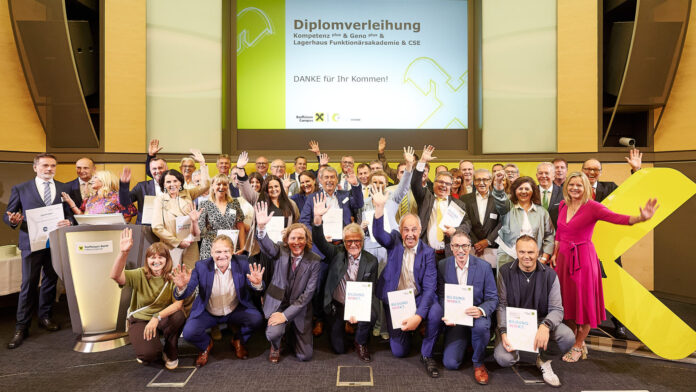 Die frisch-diplomierten Funktionäre aus allen Bundesländern (im Bild aus dem Burgenland) wurden in Wien in Anwesenheit zahlreicher Ehrengäste, u.a. Generalanwalt Erwin Tinhof (4.v.r.), Eva Fugger, designierte Generaldirektorin der RLB Burgenland (2.v.r.) und Evelin David, Vorsitzende des Funktionärinnen-Beirats (5.v.r.), gefeiert.