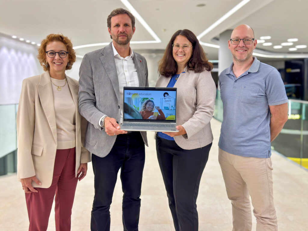 Bettina Prasch und Roland Roitner von der RLB Steiermark präsentieren gemeinsam mit Elisabeth Riebenbauer und Peter Slepcevic-Zach von der Uni Graz „fit2invest education“.