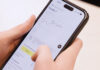 fit2invest: Probefahrt für die Geldanlage Blick auf ein Smartphon emit fit2invest geöffnet