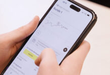 Blick auf ein Smartphon emit fit2invest geöffnet