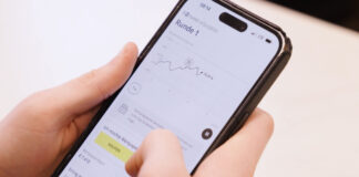 Blick auf ein Smartphon emit fit2invest geöffnet