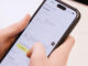 Blick auf ein Smartphon emit fit2invest geöffnet