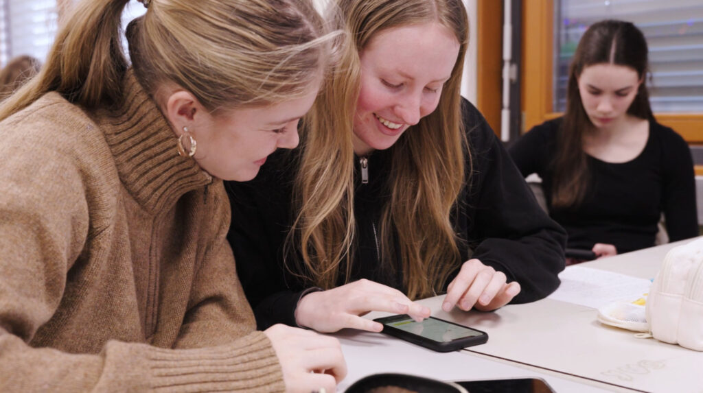 Schüler spielen fit2invest education in der Klasse.