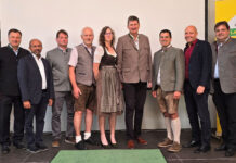 Bezirksbauernkammerobmann Andreas Pum, Pfarrer Wilson Abraham, Vorstandsmitglied Franz Aichinger, Bgm. Johann Weingartner, Betriebsleiterin Petra Wagner, Geschäftsführer Gerhard Kamleithner, Obmann Andreas Pittersberger, Geschäftsführer-Stv. Peter Dullinger und Landtagsabgeordneter Mario Wührer
