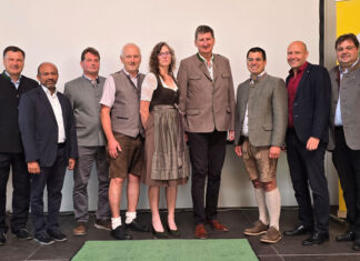 Bezirksbauernkammerobmann Andreas Pum, Pfarrer Wilson Abraham, Vorstandsmitglied Franz Aichinger, Bgm. Johann Weingartner, Betriebsleiterin Petra Wagner, Geschäftsführer Gerhard Kamleithner, Obmann Andreas Pittersberger, Geschäftsführer-Stv. Peter Dullinger und Landtagsabgeordneter Mario Wührer