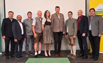 LH Amstetten eröffnet modernisierten Standort Euratsfeld Bezirksbauernkammerobmann Andreas Pum, Pfarrer Wilson Abraham, Vorstandsmitglied Franz Aichinger, Bgm. Johann Weingartner, Betriebsleiterin Petra Wagner, Geschäftsführer Gerhard Kamleithner, Obmann Andreas Pittersberger, Geschäftsführer-Stv. Peter Dullinger und Landtagsabgeordneter Mario Wührer