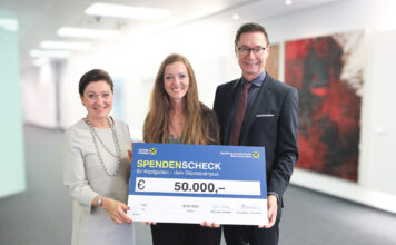 Sigrid Burkowski und Andreas Lassner-Klein übergaben den Spendenscheck an Judith Guserl, Gründerin des Vereins Kopfgarten (Mitte).
