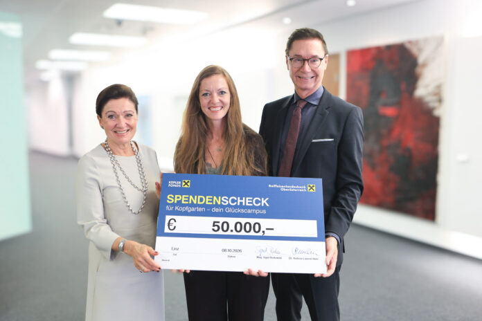 Sigrid Burkowski und Andreas Lassner-Klein übergaben den Spendenscheck an Judith Guserl, Gründerin des Vereins Kopfgarten (Mitte).