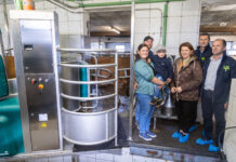 Automatisierung: Moderne Technik statt Schwerstarbeit Susanne und Werner Aistleithner mit Sohn Alexander, Michaela Langer-Weninger, Markus Koblmüller und Thomas Hartl neben dem Melkroboter im Stall