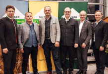 Verbandsdirektor Norman Eichinger, Vorstandsvorsitzender Helmut Barth, AR-Vorsitzender Franz Schachinger, RWA-GD Johannes Schuster, Genossenschaftsanwalt Walter Lederhilger und Nicol Kaar (RLB OÖ)