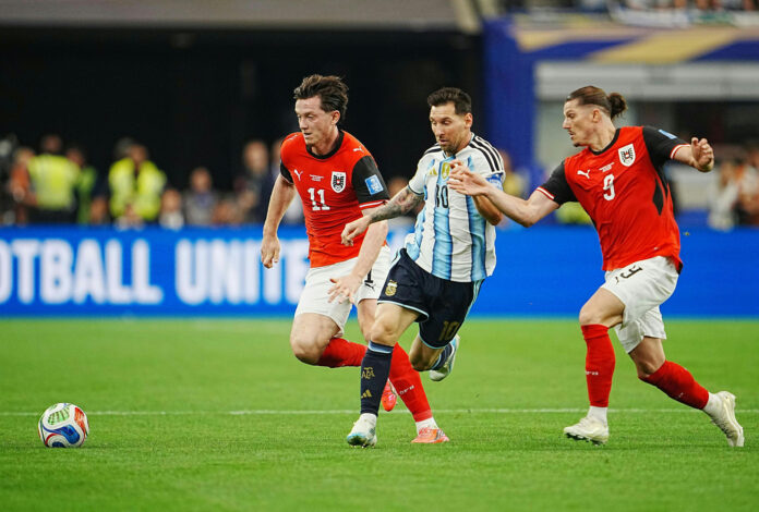 Michael Gregoritsch (AUT), Lionel Messi (ARG) und Marcel Sabitzer (AUT) am Montag, 22. Juni 2026, während der Begegnung zwischen Argentinien und Österreich in der 2. Runde der Gruppe J der FIFA Fussball-Weltmeisterschaft 2026 im Dallas Stadium in Dallas