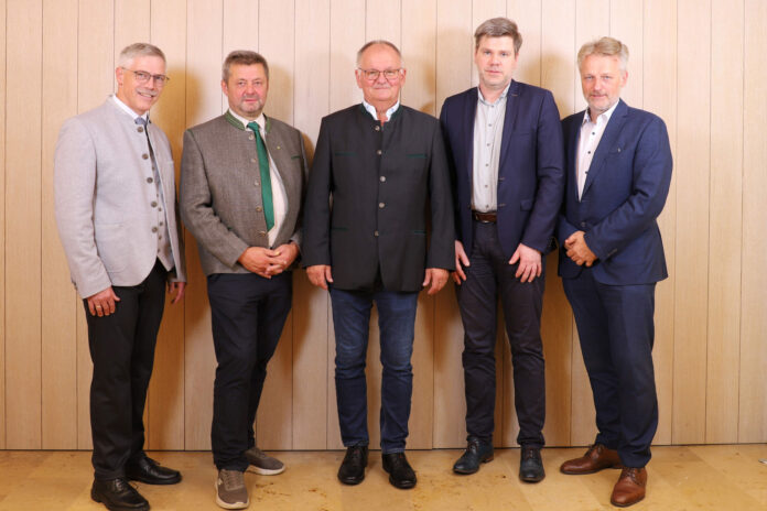 Johann Auer, Johann Stockinger, Karl Eschlböck, Johann Niedermann und Werner Zumpf zogen ein zufriedenes Resümee über das Geschäftsergebnis 2025 des Lagerhauses.